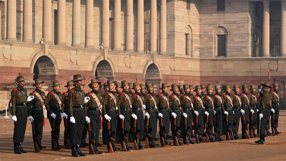 Rashtrapati Bhavan: नए स्वरूप में चेंज ऑफ गार्ड समारोह, राष्ट्रपति मुर्मू हुईं शामिल; देखें शानदार तस्वीरें The inaugural show of Change of Guard Ceremony in new format was held at the Forecourt of Rashtrapati Bhavan