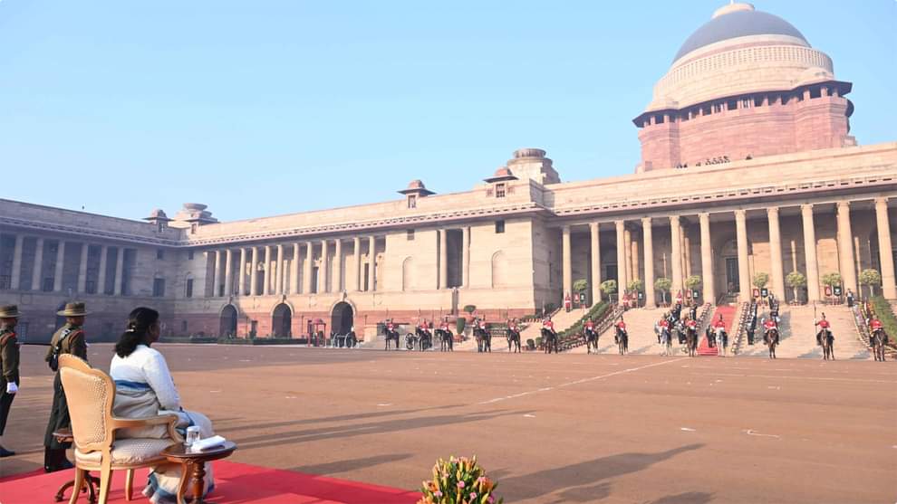 Rashtrapati Bhavan: नए स्वरूप में चेंज ऑफ गार्ड समारोह, राष्ट्रपति मुर्मू हुईं शामिल; देखें शानदार तस्वीरें The inaugural show of Change of Guard Ceremony in new format was held at the Forecourt of Rashtrapati Bhavan