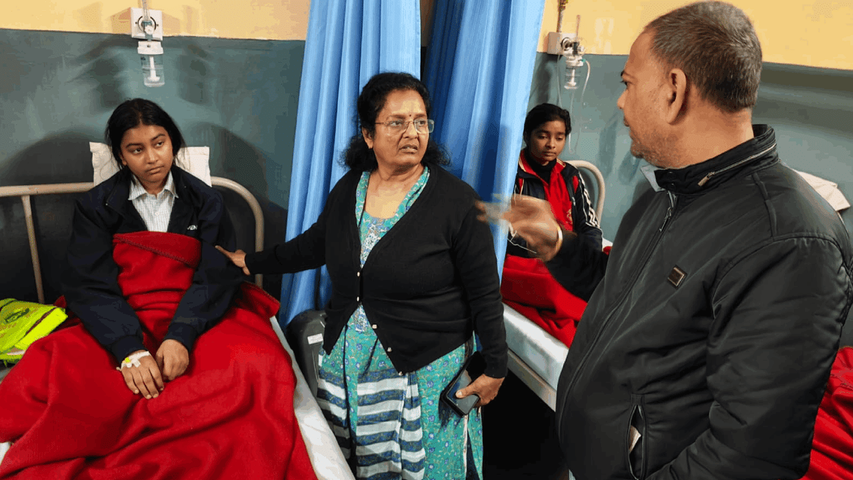 22 children of Bulandshahab who had gone to visit Rashtrapati Bhawan in Delhi suddenly fell ill