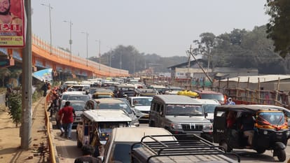 Traffic In Prayagraj: Long queue of vehicles for eight kilometers on Mirzapur and Lucknow road