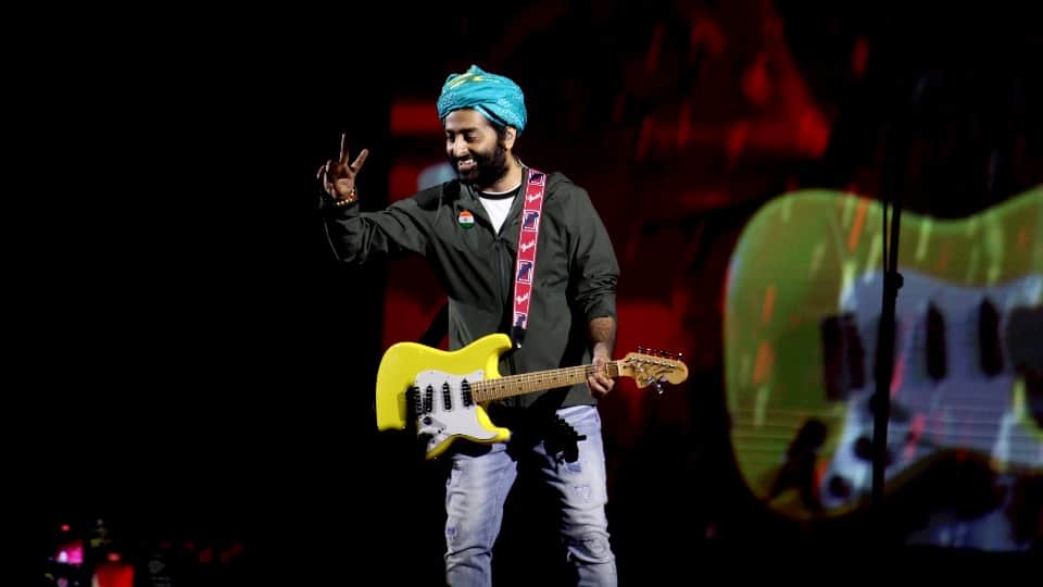 Arijit Singh Heartwarming Moment Takes Father Video Call During Live Concert