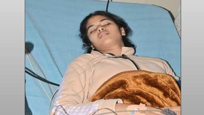 UP: निलंबन का फोन आया और आरएएफ के हवलदार ने पत्नी-बेटी समेत खाया सल्फास... दंपती की मौत, बेटी की हालत गंभीर Call for suspension came and RAF sergeant wife and daughter consumed sulfas... Couple died