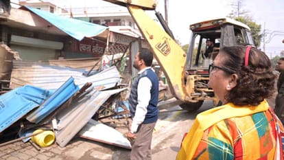 Kanpur: Mayor runs bulldozer in Kakadev on complaint of encroachment