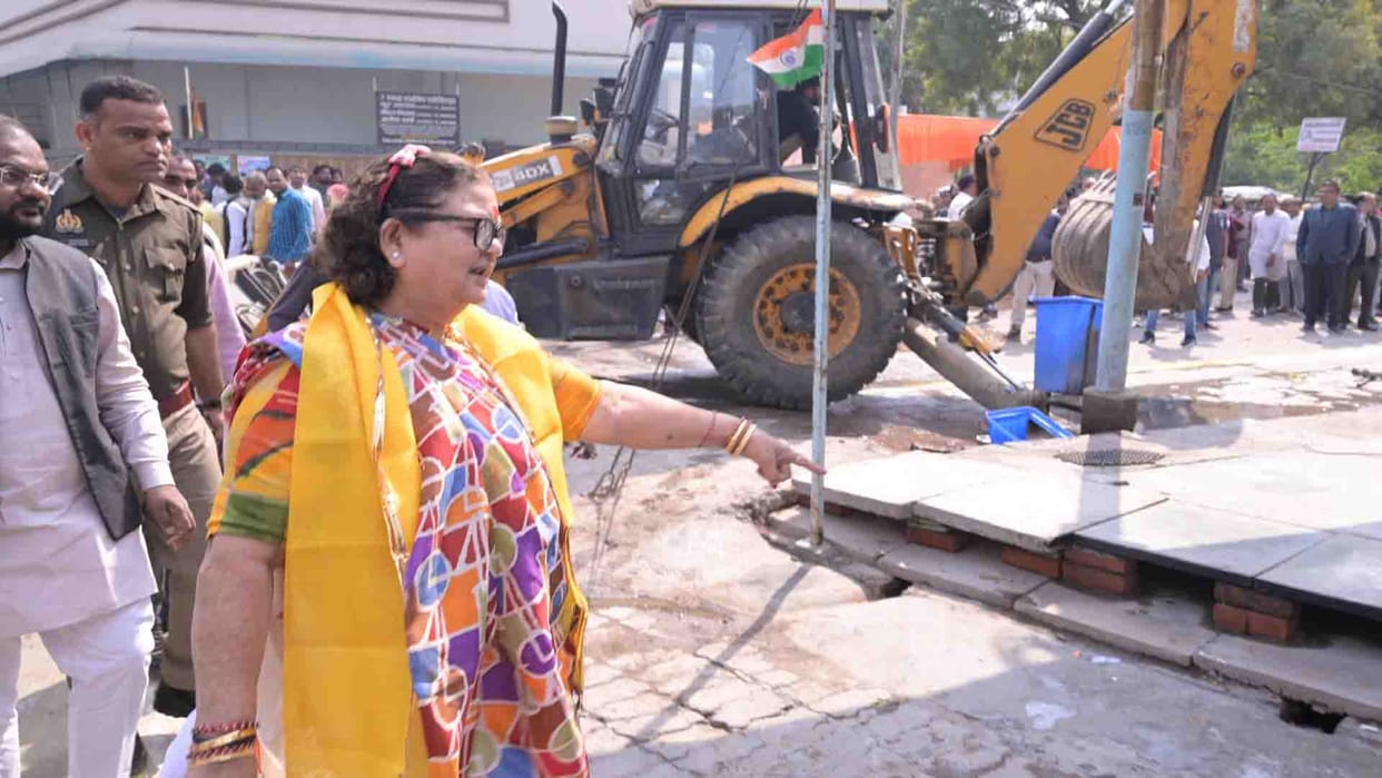 Kanpur: Mayor runs bulldozer in Kakadev on complaint of encroachment