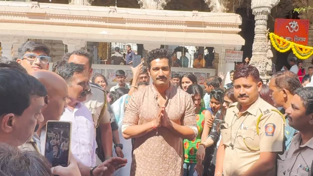 Vicky Kaushal visits Babulnath Temple In Mumbai took blessing Offers Prayers for chhaava Box Office Success