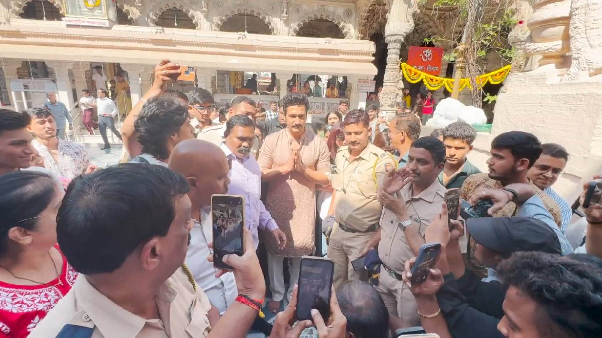 Vicky Kaushal visits Babulnath Temple In Mumbai took blessing Offers Prayers for chhaava Box Office Success