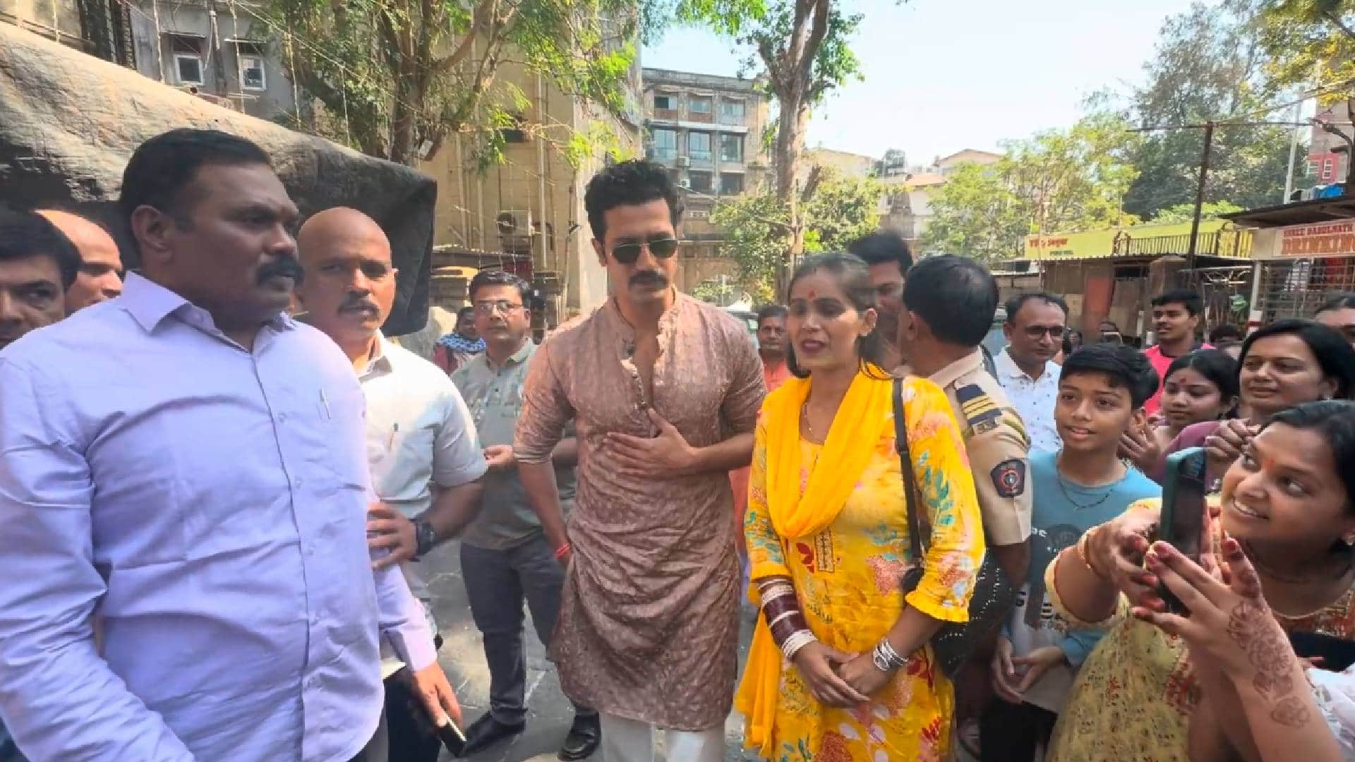 Vicky Kaushal visits Babulnath Temple In Mumbai took blessing Offers Prayers for chhaava Box Office Success