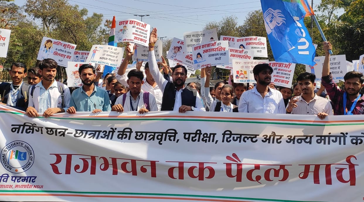 Bhopal: Nursing students have not received scholarship for 4 years, police stopped NSUI and students going to