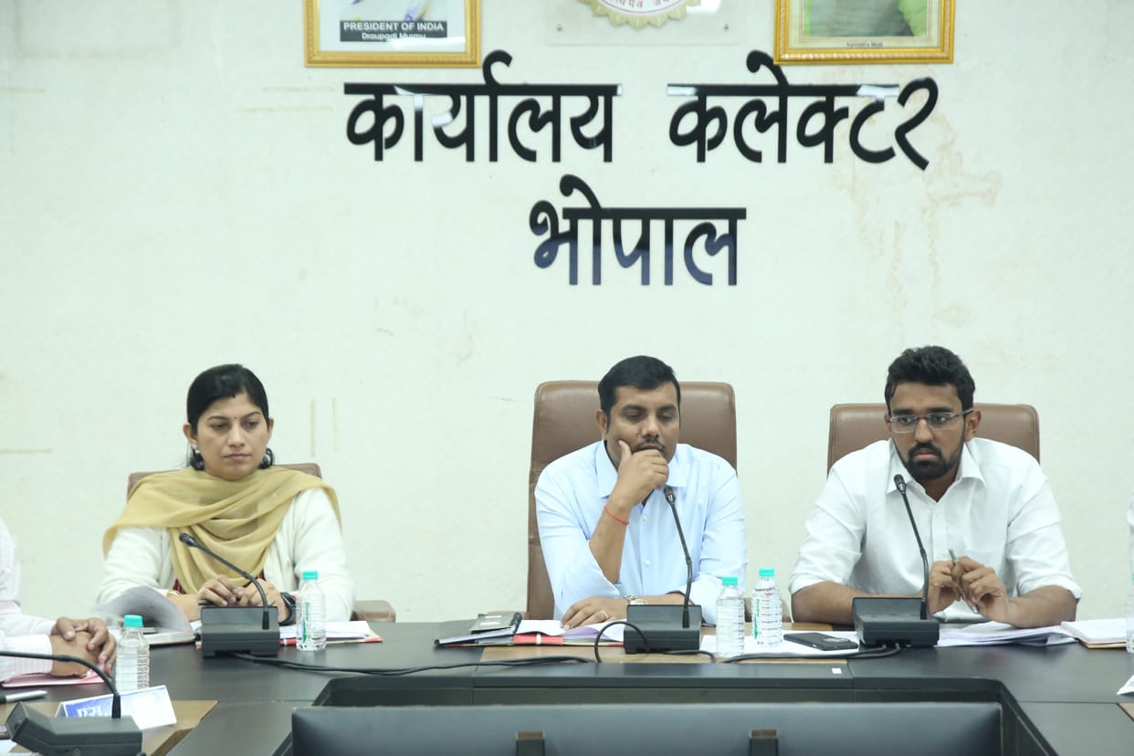 Bhopal: Collector warns revenue officials, strict action will be taken in case of negligence in Aadhaar linkin