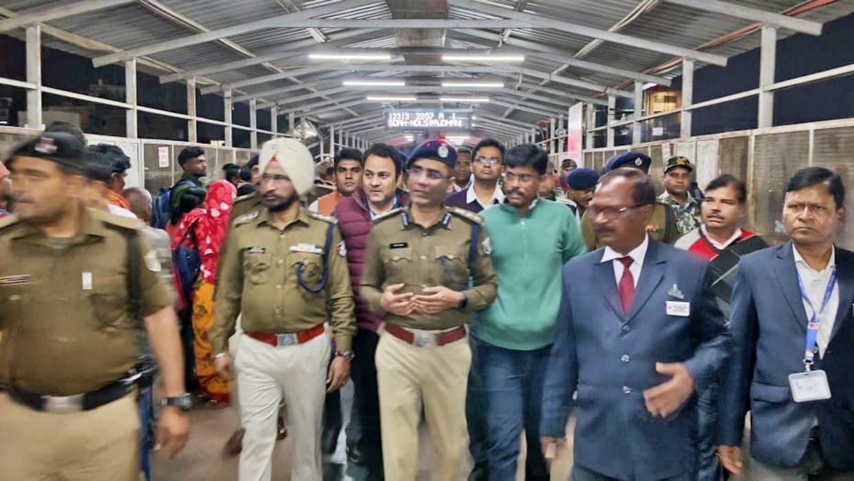 Bihar 100 CCTVs-additional police force deployed at Gaya Junction to control increasing crowd due to Mahakumbh
