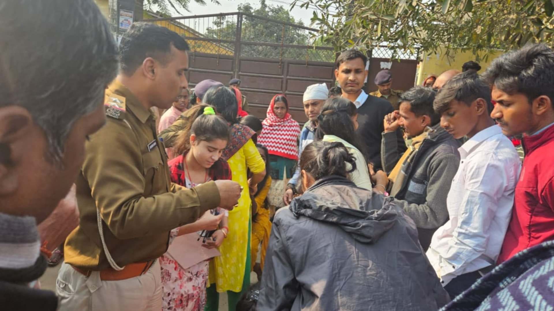 परीक्षार्थियों की जांच करते पुलिस अधिकारी