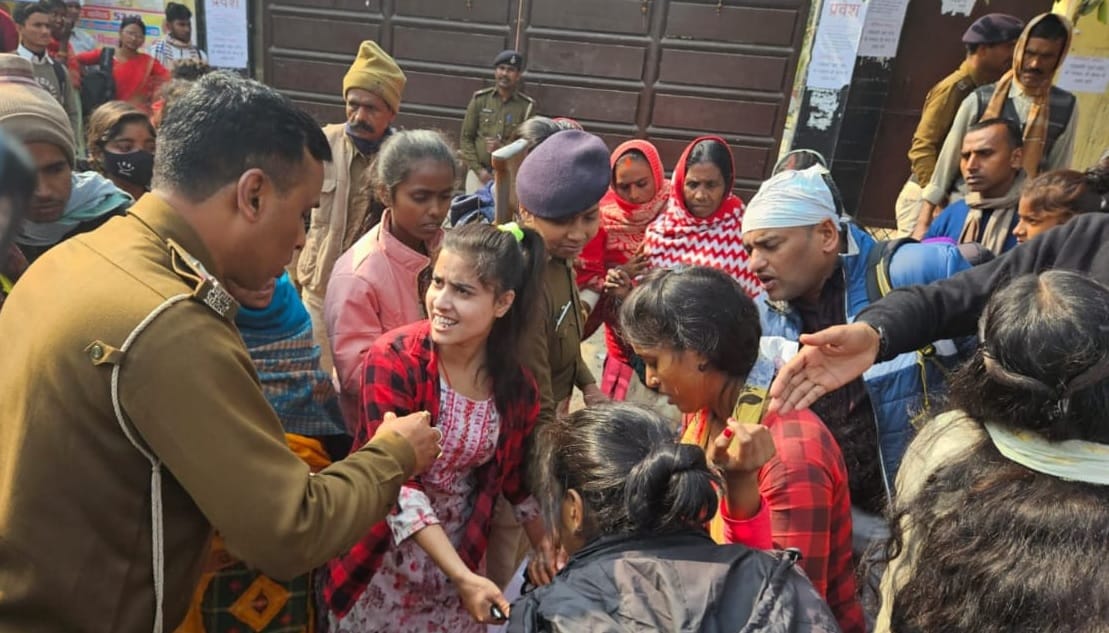 छात्राओं को समझाती पुलिस।