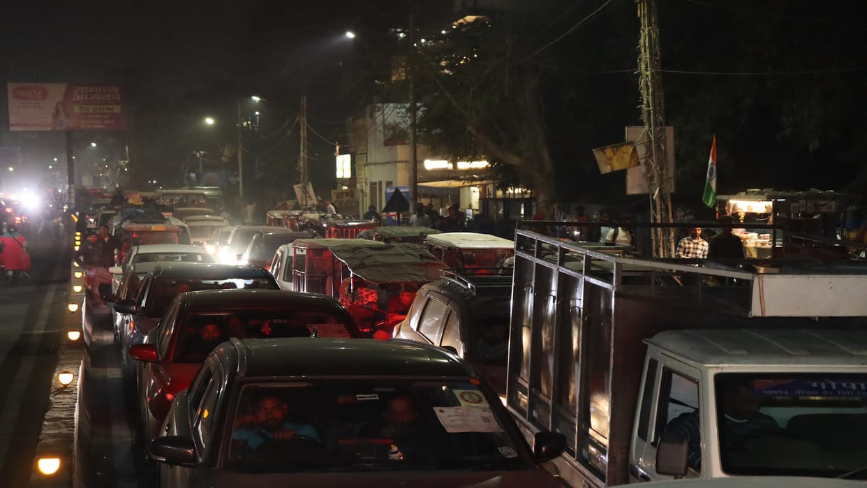 Traffic In Prayagraj: Long queue of vehicles for eight kilometers on Mirzapur and Lucknow road