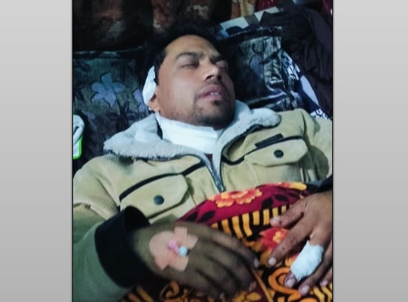 Meerut: Neck, finger, ear cut with a Chinese manja... When the young man got off the bike, he was bleeding