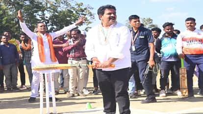 Deputy CM Vijay Sharma participated in cricket competition hit a four on ball of BJP Mandal President in Kabir