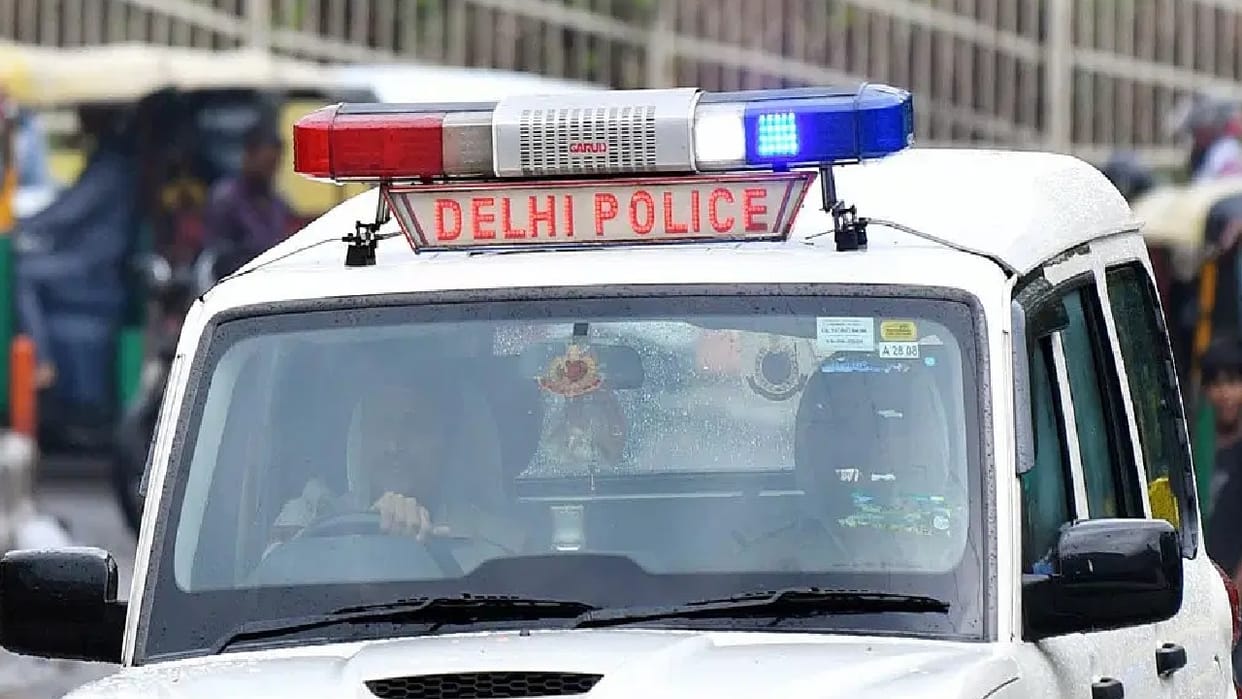 दिल्ली में सनसनीखेज वारदात: पुलिस के जवान ने पत्नी की गोली मारकर की हत्या, कार से बीच सड़क शव फेंककर हुआ फरार Delhi police personnel shoots wife dead