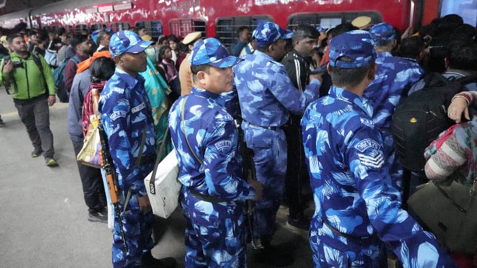 Endless flow of devotion at the Sangam, till now 55 crore devotees have taken a dip in the Mahakumbh.