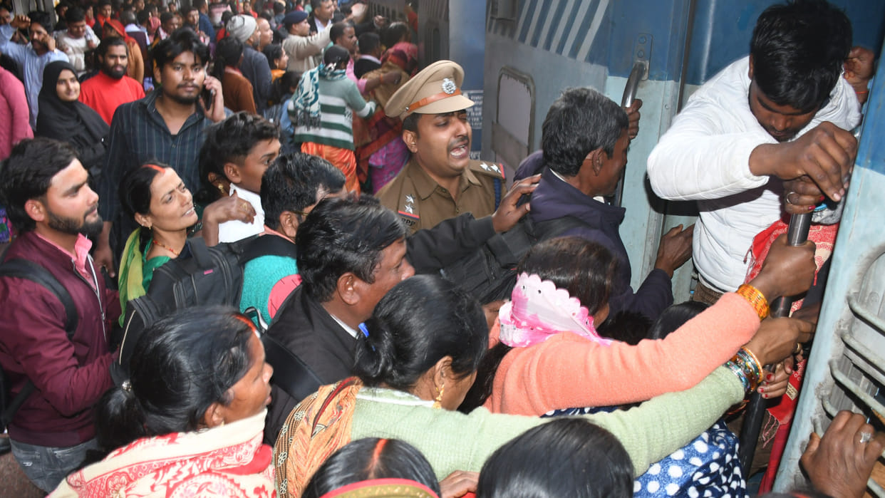 Crowd seen at the station to go from Gorakhpur to Prayagraj, people traveling on foot or standing in the train