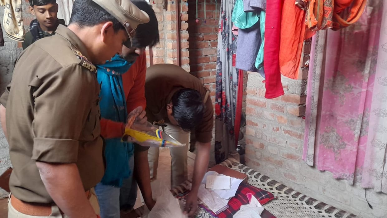 Lucknow: Son killed elderly parents by attacking them with a hammer, absconded after the incident.