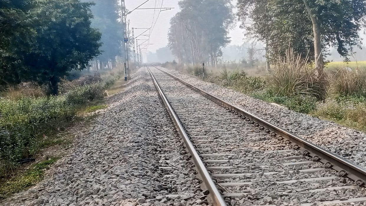 Dead bodies of cousin and sister found in pieces on railway track in Gonda.
