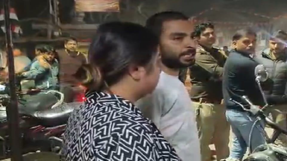 home guard managing traffic beat up a girl travelling in a car In Kanpur