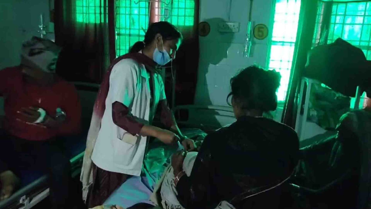 Mahoba: Generator did not work in the district hospital, injections were given in the light of mobile