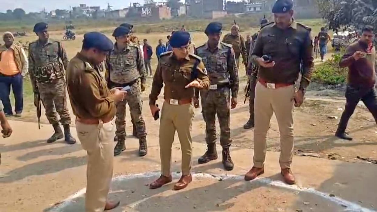 Kaimur News: Fierce collision between pickup and truck carrying Mahakumbh devotees; 1 person dead, 24 injured