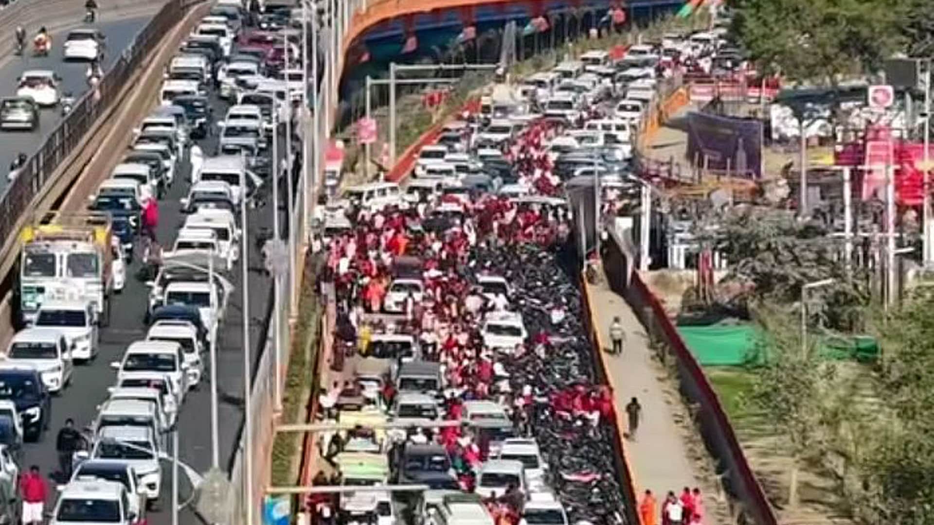 Mahakumbh 2025 Traffic Jam Heavy Jam in Prayagraj Pilgrims Struggle as Roads and Stations Overflow