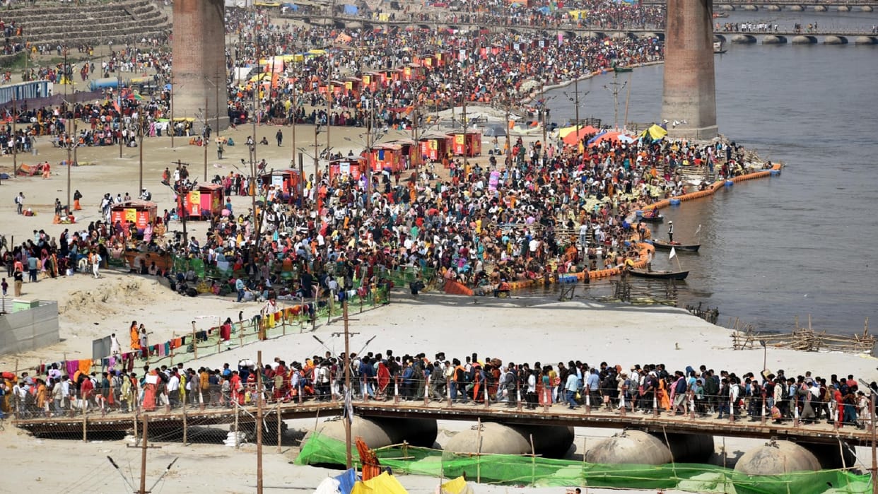 Mahakumbh Prayagraj 2025 Live Updates Devotees Sangam Ghats Snan Maha Kumbh Mela Photos Videos News in Hindi