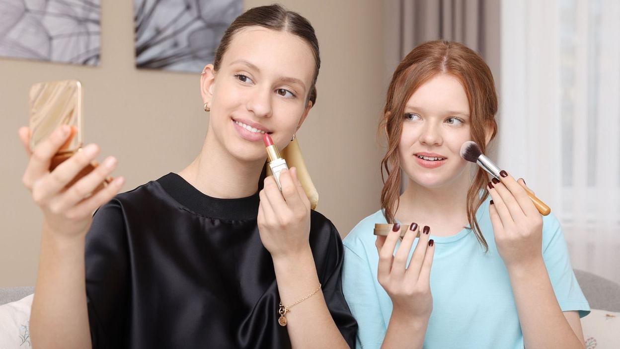 Avoid Sharing Makeup With Friends And Sisters Is It Bad To Share Makeup - Amar Ujala Hindi News Live - Makeup Using Tips:सहेलियों के बीच शेयर कर लेती हैं मेकअप तो पहले