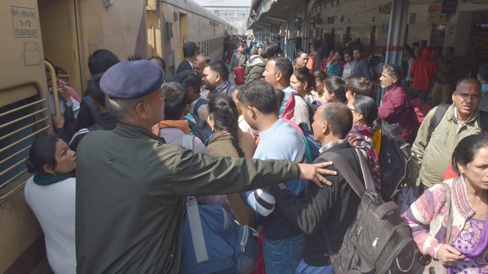 Moradabad Railway Station: Panic due to Delhi accident...1500 tickets cancelled, crowd still did not reduce
