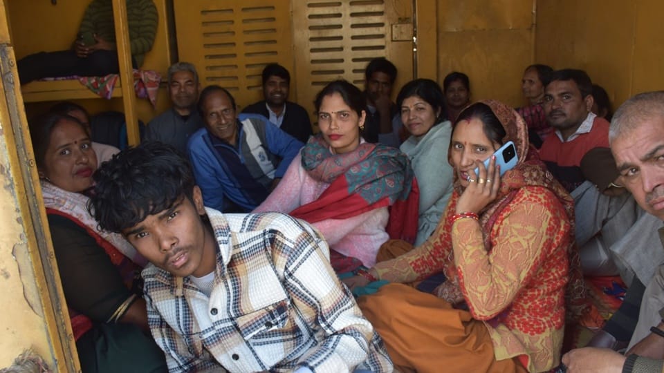 Moradabad Railway Station: Panic due to Delhi accident...1500 tickets cancelled, crowd still did not reduce