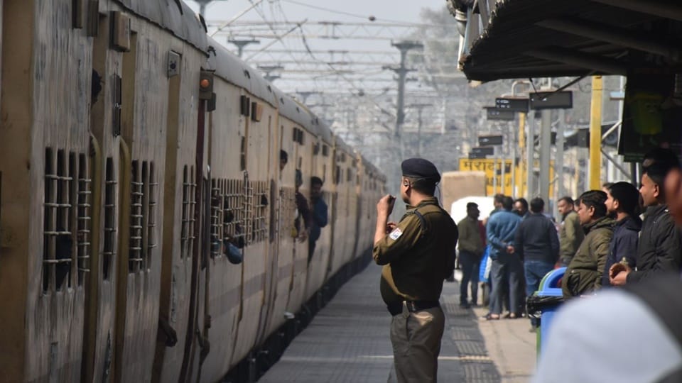 TTE and passengers fight in Rajdhani Express, unreserved passengers boarded AC coach, uproar over protest