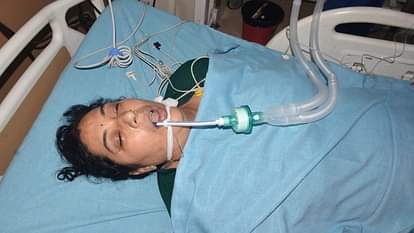 UP: निलंबन का फोन आया और आरएएफ के हवलदार ने पत्नी-बेटी समेत खाया सल्फास... दंपती की मौत, बेटी की हालत गंभीर Call for suspension came and RAF sergeant wife and daughter consumed sulfas... Couple died