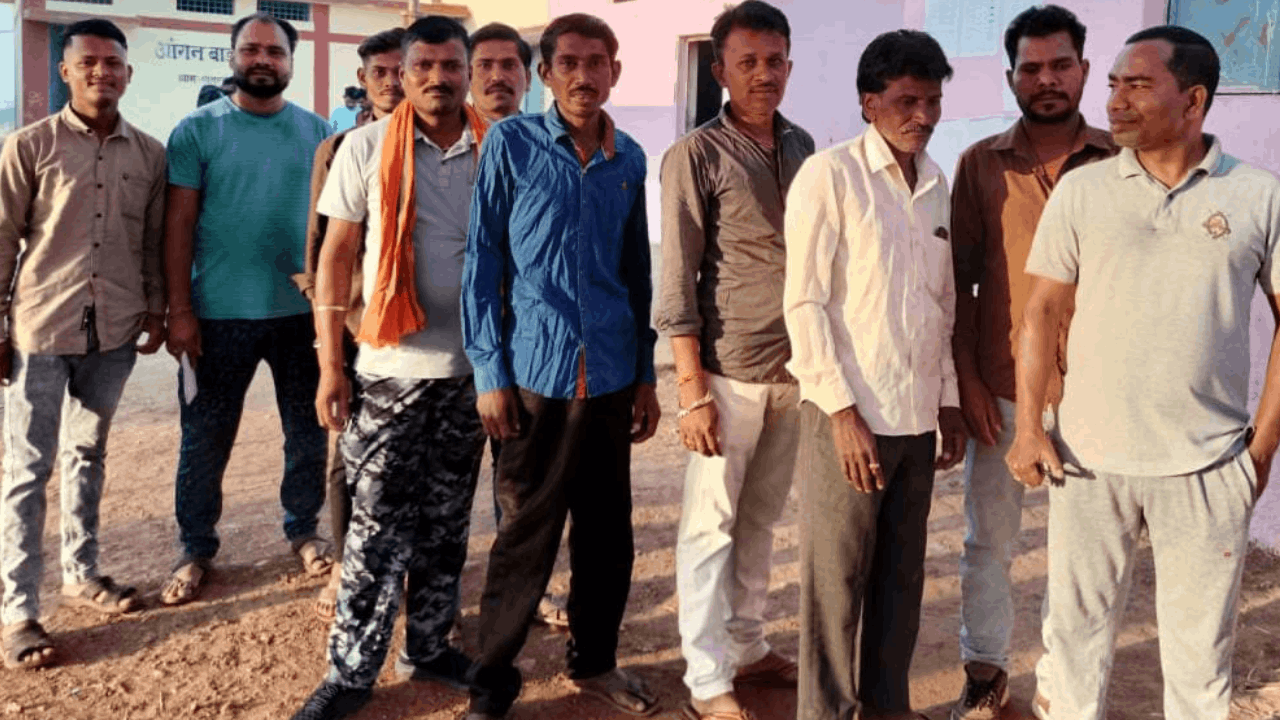 मतदान के लिए लाइन में खड़े मतदाता