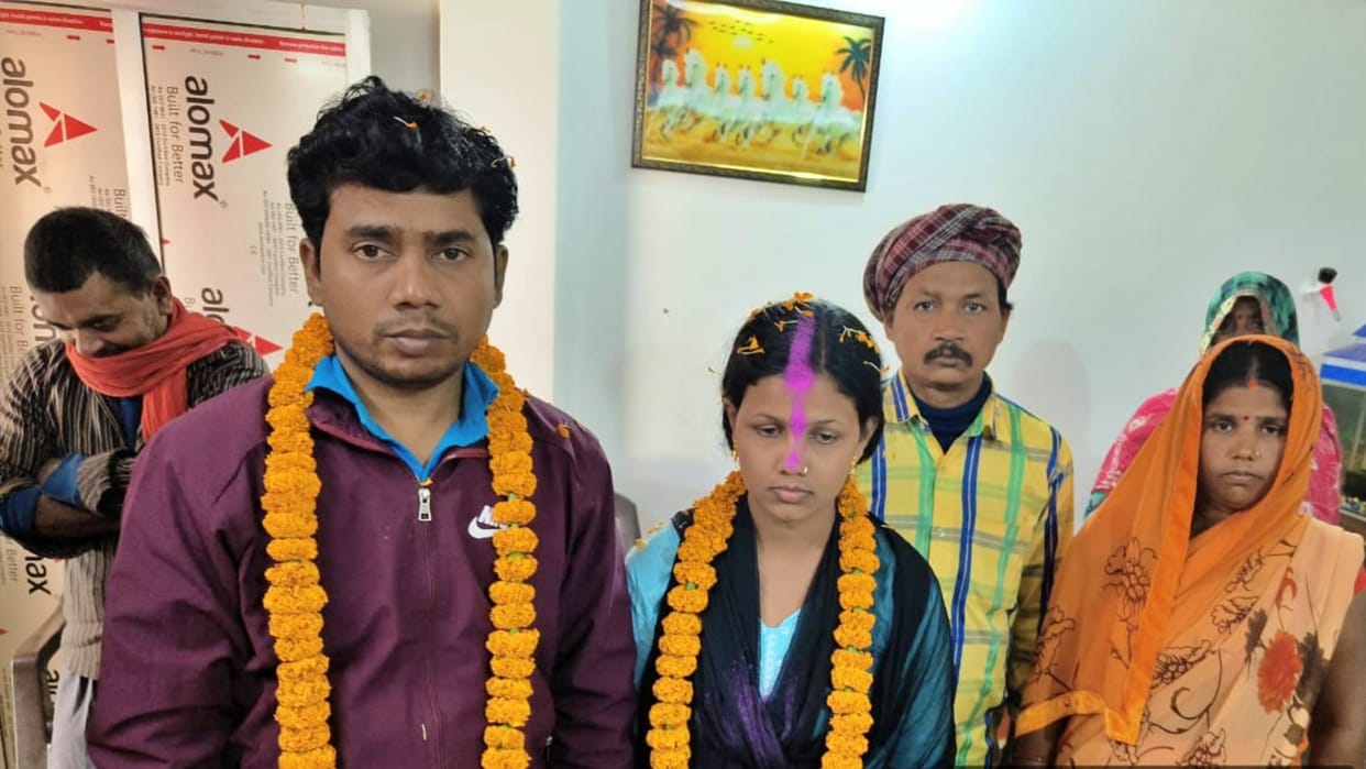 Motihari News: Amidst controversy Sarpanch got unique love marriage done in Gram Sabha, pictures went viral