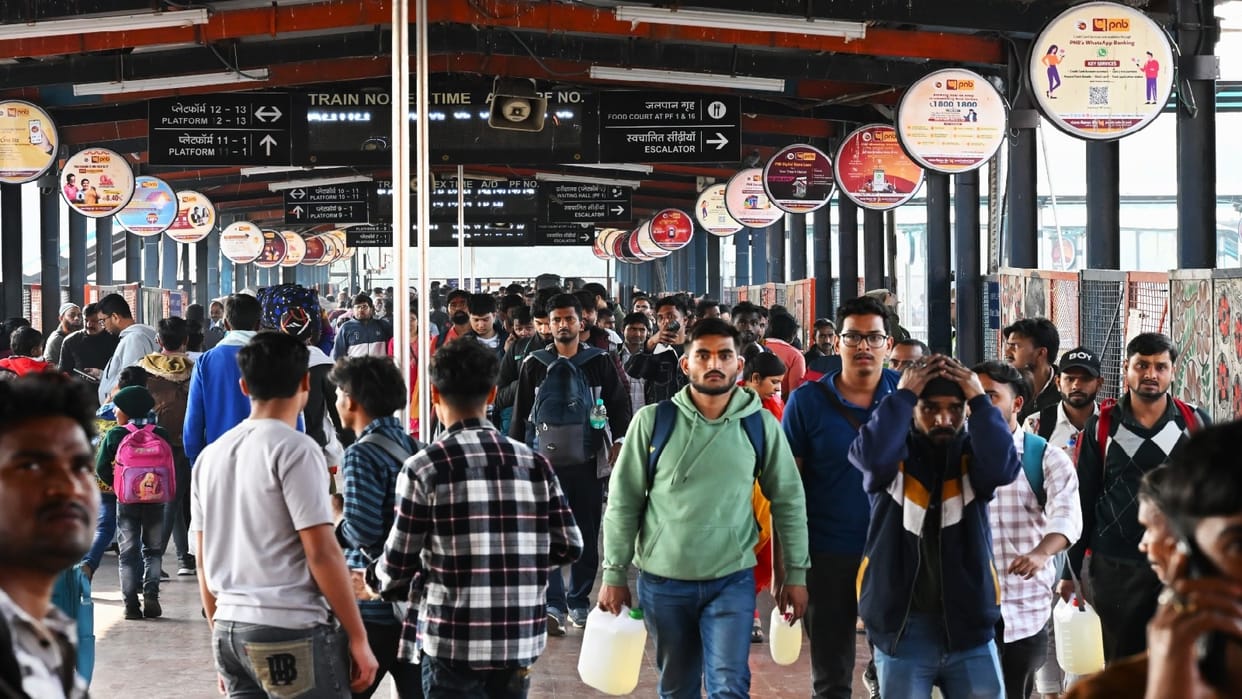 Many people die due to hurry to get on or off a train at railway stations in delhi