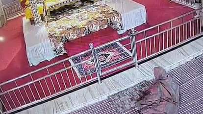Kapurthala: गुरुद्वारे में माथा टेकने आई थी बुजुर्ग महिला, हार्ट अटैक आने से चली गई जान; देखें वीडियो बुजुर्ग महिला गुरुद्वारा में आज्ञा का भुगतान करने आई थी
