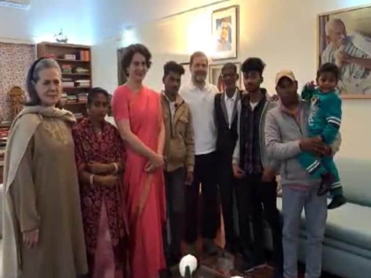 Ramchet Mochi meets to Rahul Gandhi, Priyanka Gandhi and Sonia Gandhi.