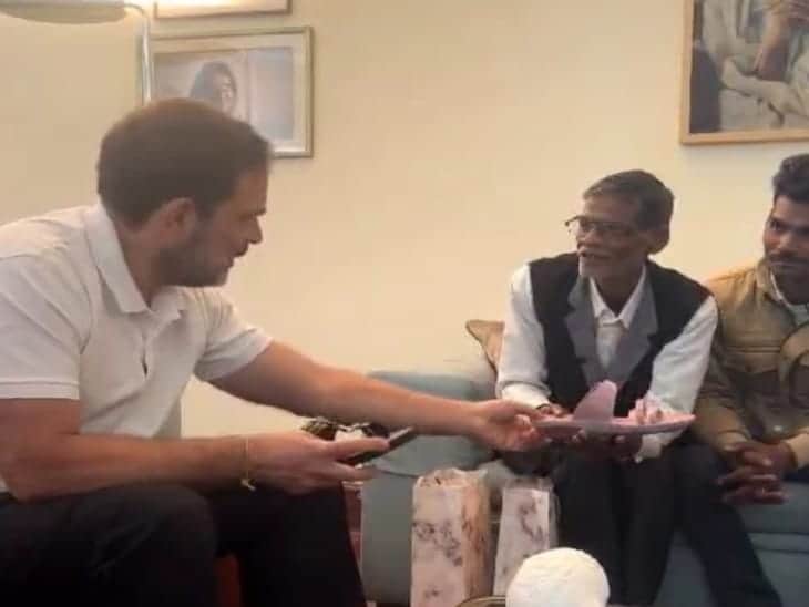 Ramchet Mochi meets to Rahul Gandhi, Priyanka Gandhi and Sonia Gandhi.