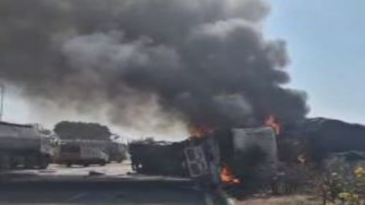 Sirohi News: A speeding coal laden truck and a water tanker collided, massive fire broke out in both vehicles