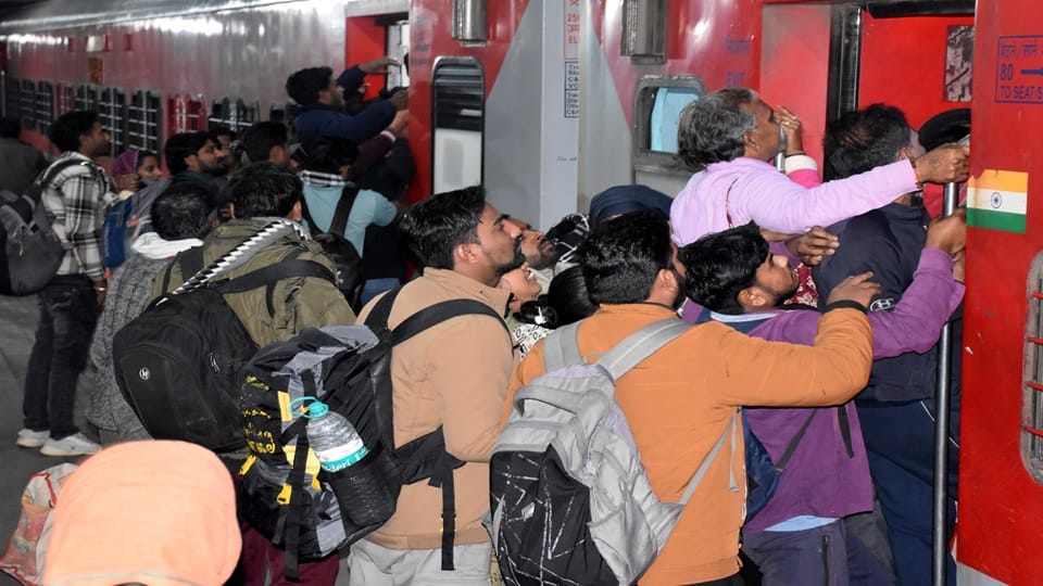 Arrangements at Aligarh railway station for going to Prayagraj