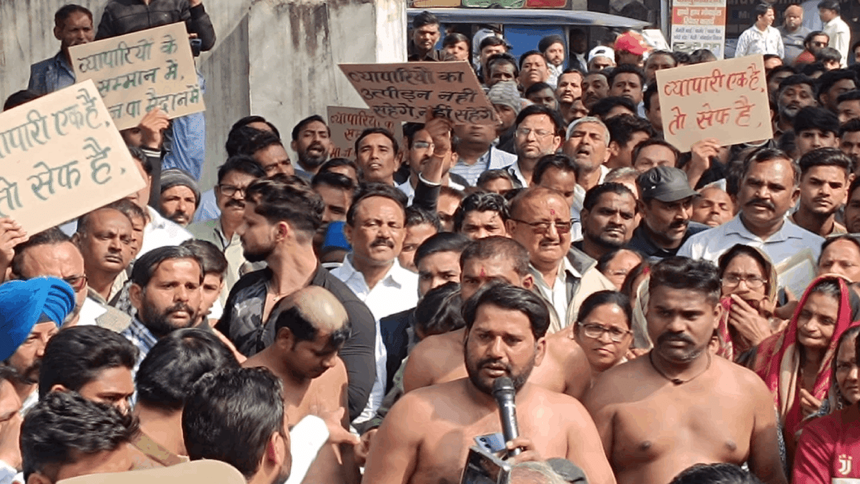 Traders surrounded the police station in protest against filing a case without investigation in Sahibabad