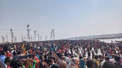 Infinite faith of faith gathered on the banks of Sangam, the procession of devotees is not stopping