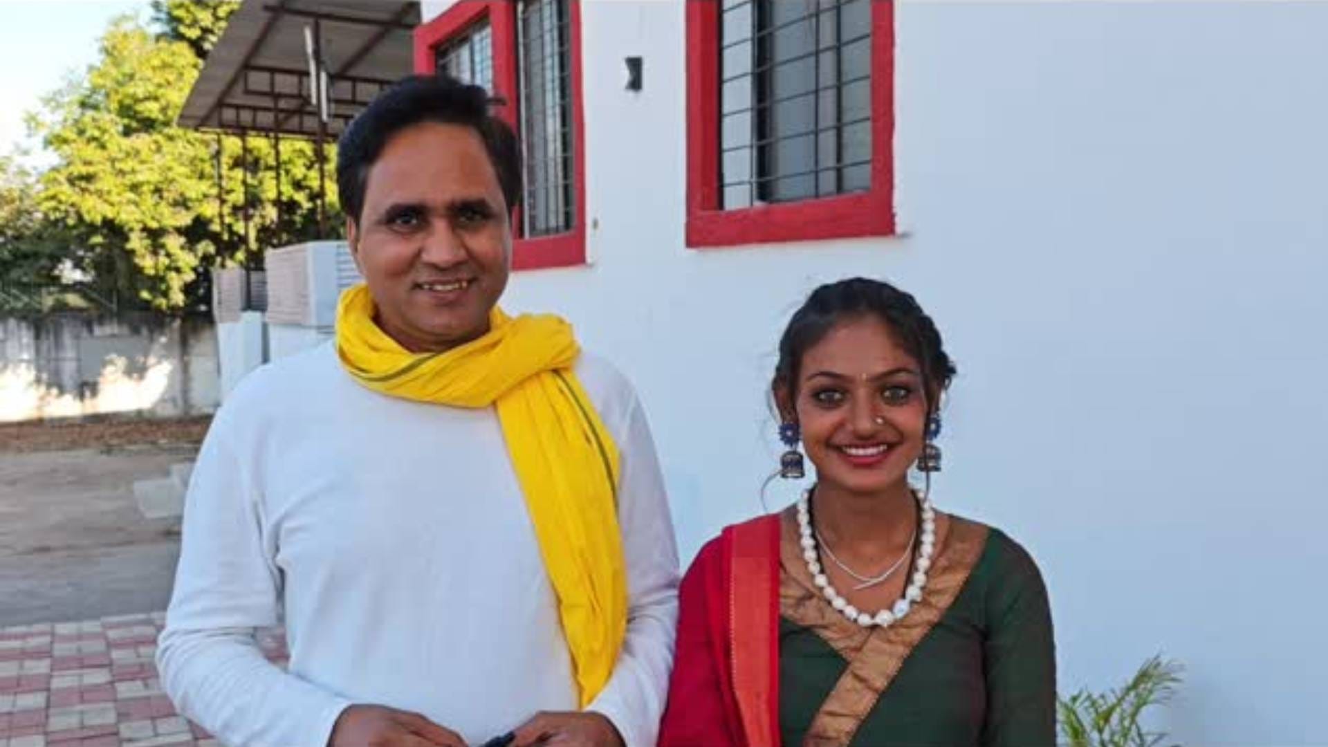 Jitendra Narayan Singh makes allegations against Sanoj Mishra says he trapped Maha Kumbh viral girl monalisa