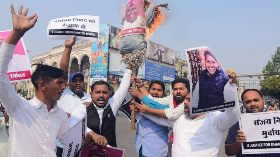 SP workers burnt effigy of minister Sanjay Nishad in Lucknow In Dharmatma Nishad suicide case