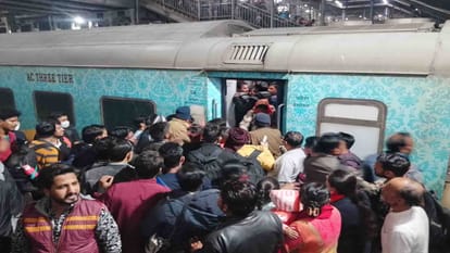 Kanpur: Crowd gathered at the station to go to Maha Kumbh, 22 special trains were run