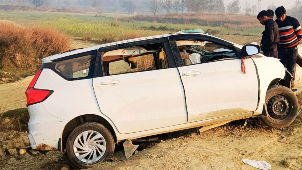 Road Accident in Azamgarh devotees returning from Maha Kumbh eight people injured condition critical