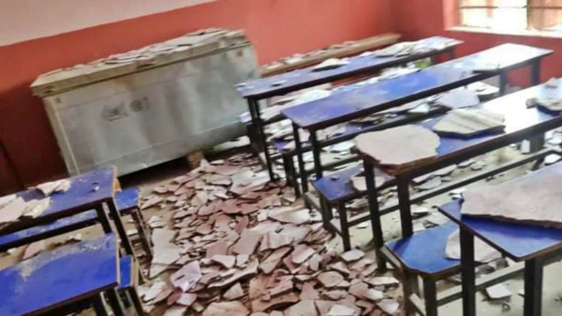 Sitamarhi: 6 children injured due to falling plaster of govt school roof FIR will be lodged against contractor