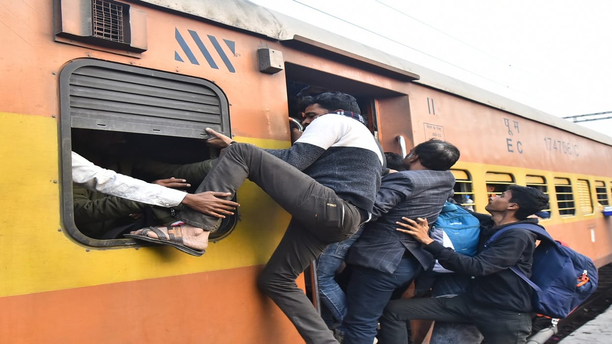 Indore News Train and Bus Travel Disrupted Ahead of Holi, Heavy Rush in Ticket Bookings